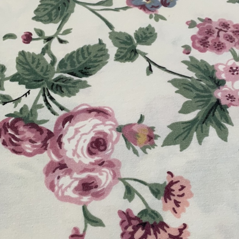 Vintage floral sheets top and bottom. Roses and Ruffles. - Picture 4 of 12